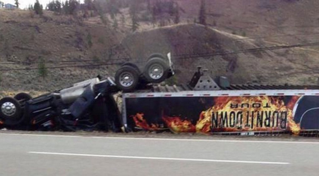 Jason Aldeans Tour Bus Crashed & Was Flipped Over En Route To His
